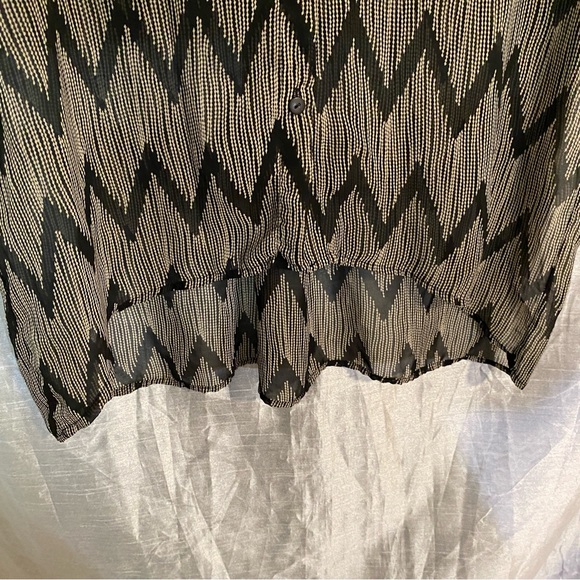 Double Zero crepe top, button down no size tag see measurements GUC, light sheer - Picture 7 of 9